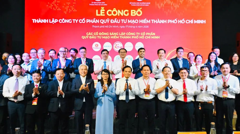 Đồng chí Trần Lưu Quang, Ủy viên Bộ Chính trị, Bí thư Thành ủy TPHCM cùng lãnh đạo TPHCM dự lễ ra mắt Công ty cổ phần Quỹ đầu tư mạo hiểm TPHCM. Ảnh: VIỆT DŨNG