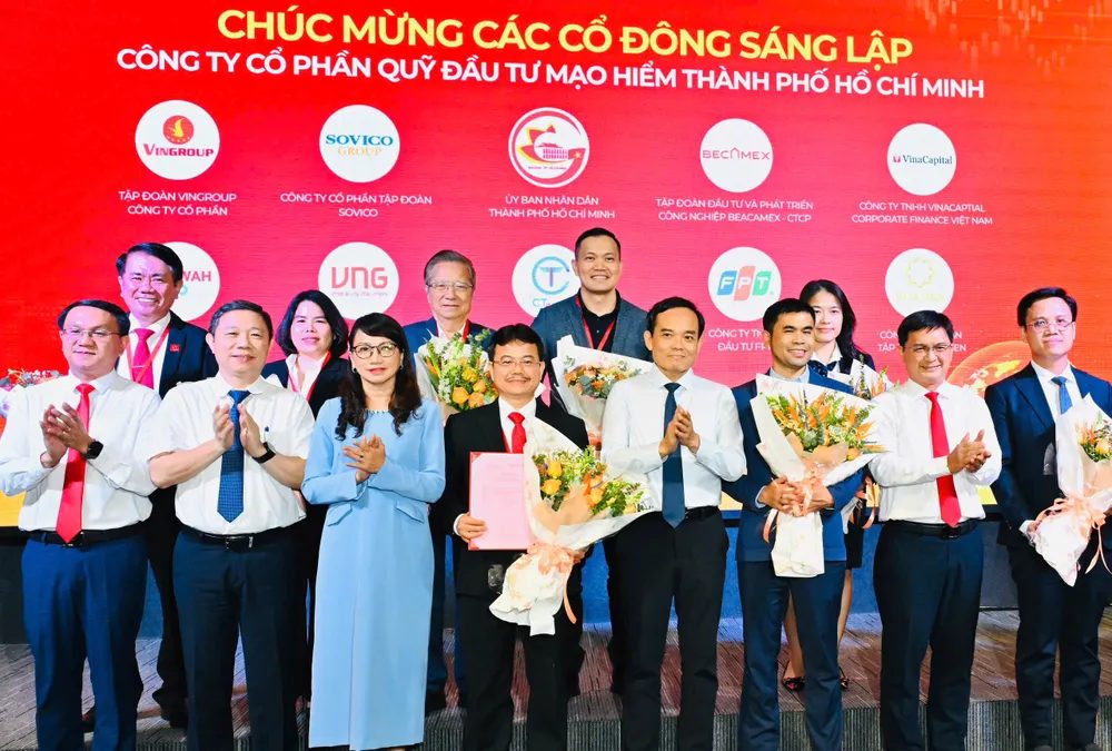 Đồng chí Trần Lưu Quang, Ủy viên Bộ Chính trị, Bí thư Thành ủy TPHCM cùng lãnh đạo TPHCM tặng hoa chúc mừng tại lễ ra mắt Công ty cổ phần Quỹ đầu tư mạo hiểm TPHCM. Ảnh: VIỆT DŨNG